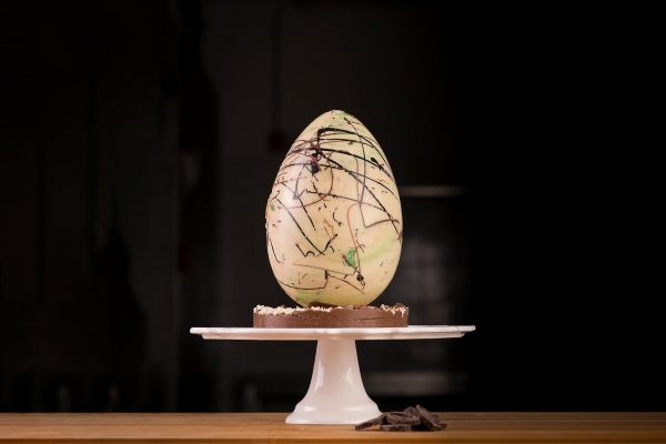 Uovo di cioccolato bianco