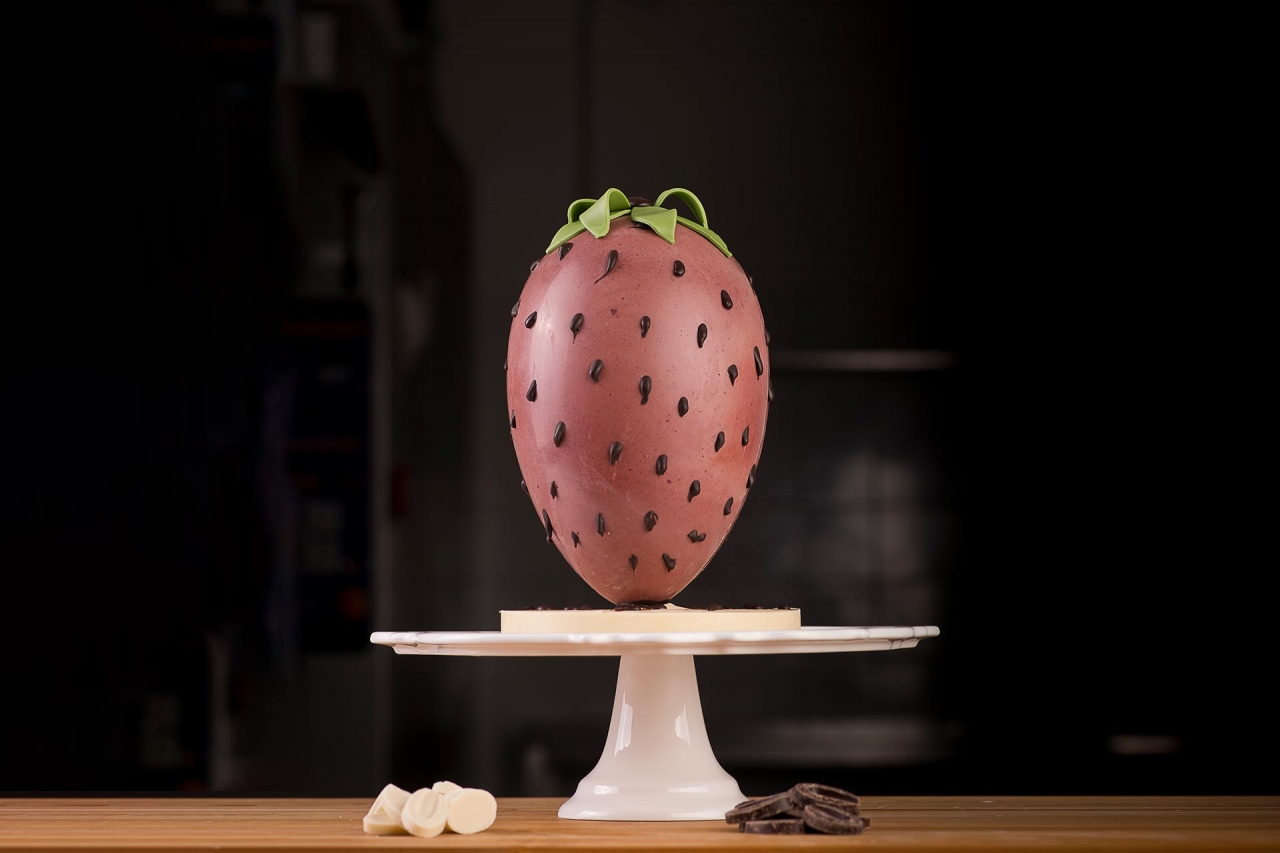 Uovo di cioccolato decorazione a fragola