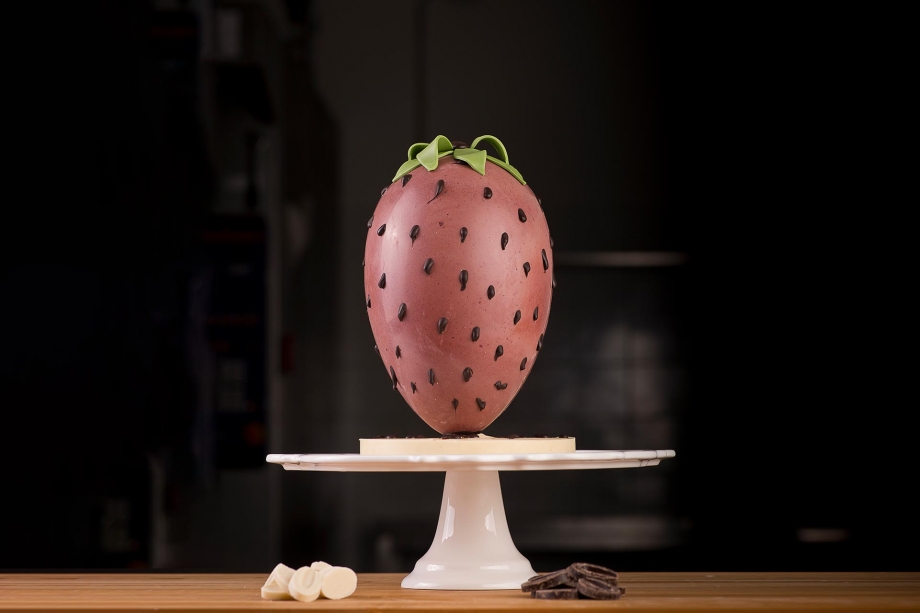 Uovo di cioccolato decorazione a fragola