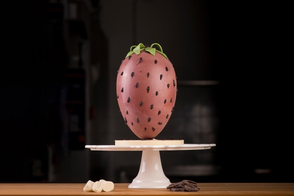 Uovo di cioccolato decorazione a fragola