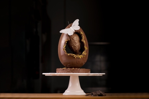 Uovo di cioccolato con decorazione farfalla
